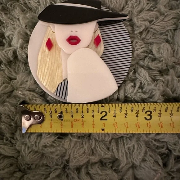 80’s Vintage Style Lady Woman Acrylic Round Pin Brooch - Picture 4 of 4